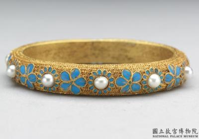 图片[2]-Pair of gold filigree rattled bracelets decorated with floral designs, Qing dynasty, 19th century-China Archive